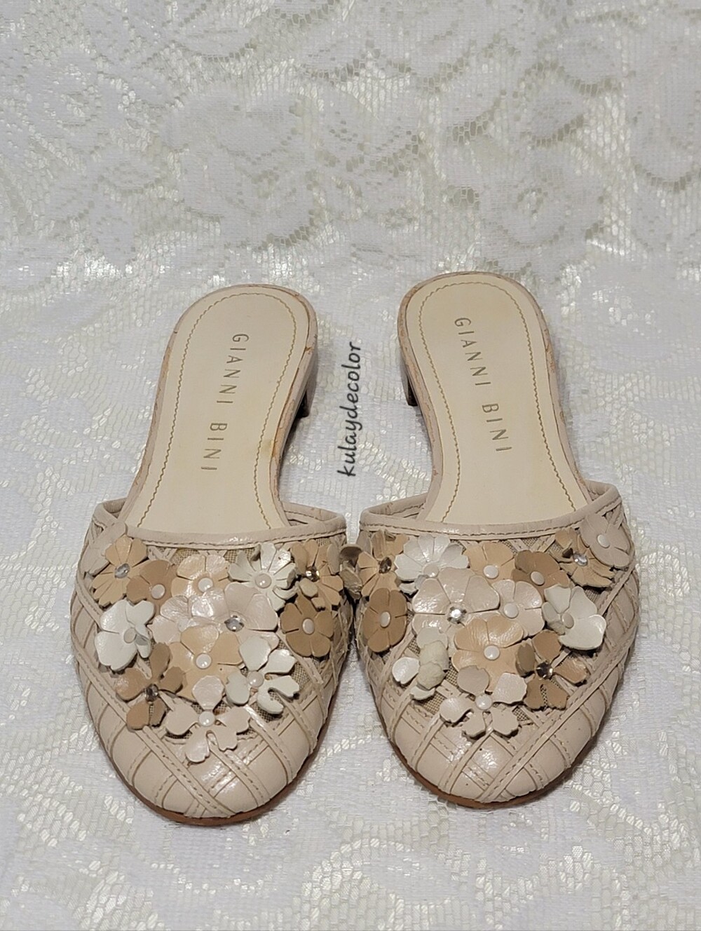 Gianni Bini Women's Beige Floral Appliques Slide Mules Shoes Women's Sandals 6M